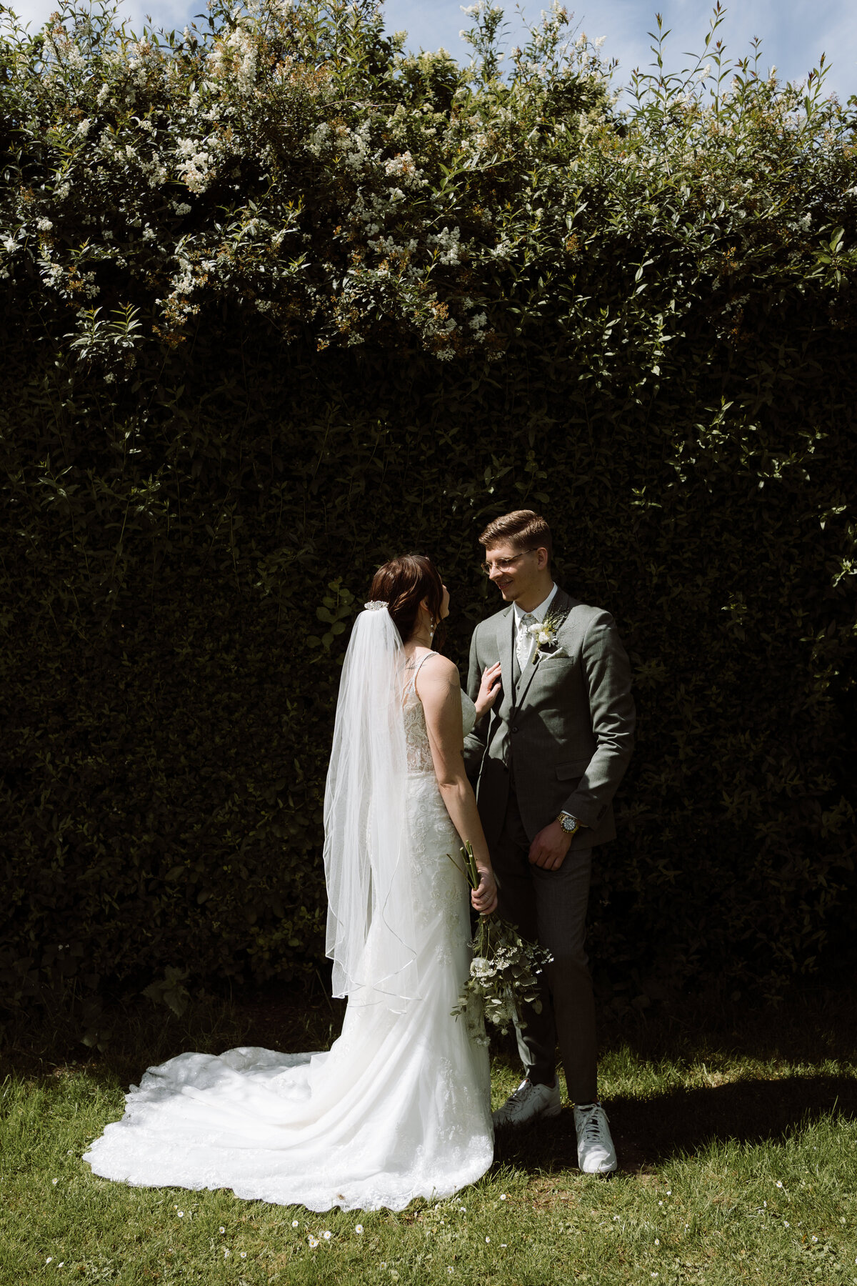 rouwfotograaf legt intieme bruiloft vast bij In de Kas bij Winnsen – shoot met zon midden op de dag 