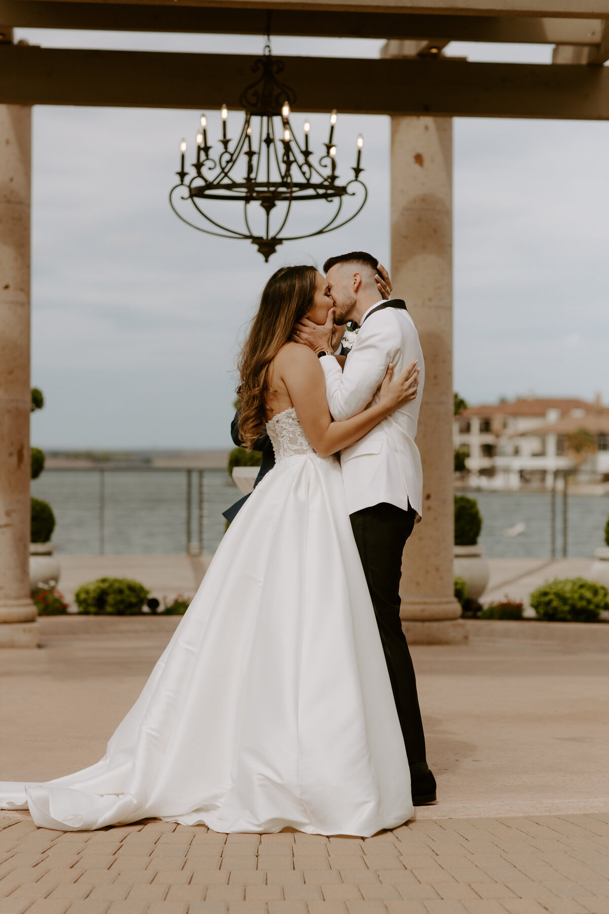 bride-and-groom-first-kiss-at-horseshoe-bay-resort