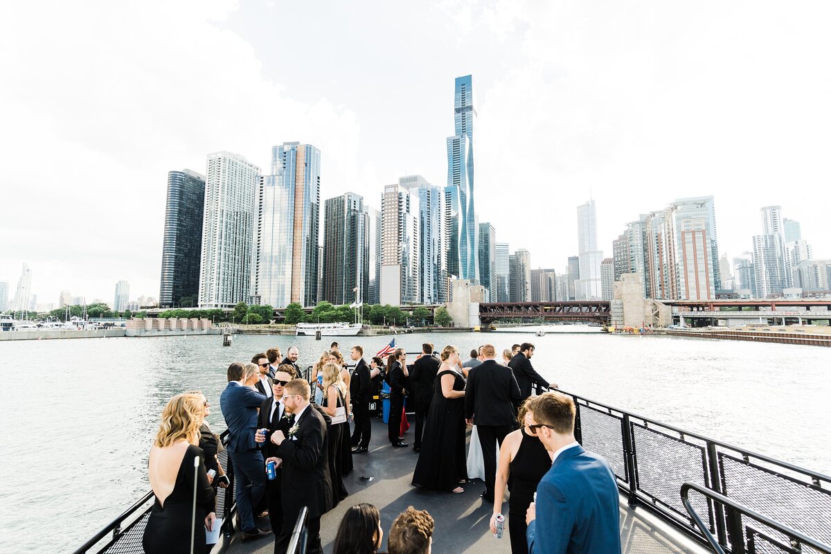 rempel-photography-chicago-wedding-photography-bright-colorful-timeless-fun-river-roast-wedding-photos-boat-cocktail-hour-on-the-chicago-river_0220
