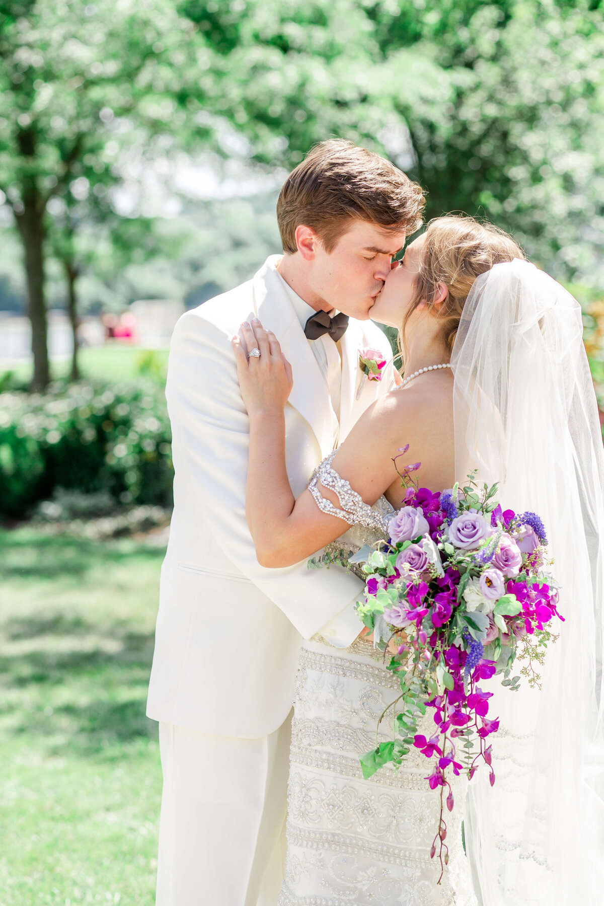 Outdoor-Light-and-airy-wedding-photos-in-Tristate-Ohio-Indiana-Kentucky-1