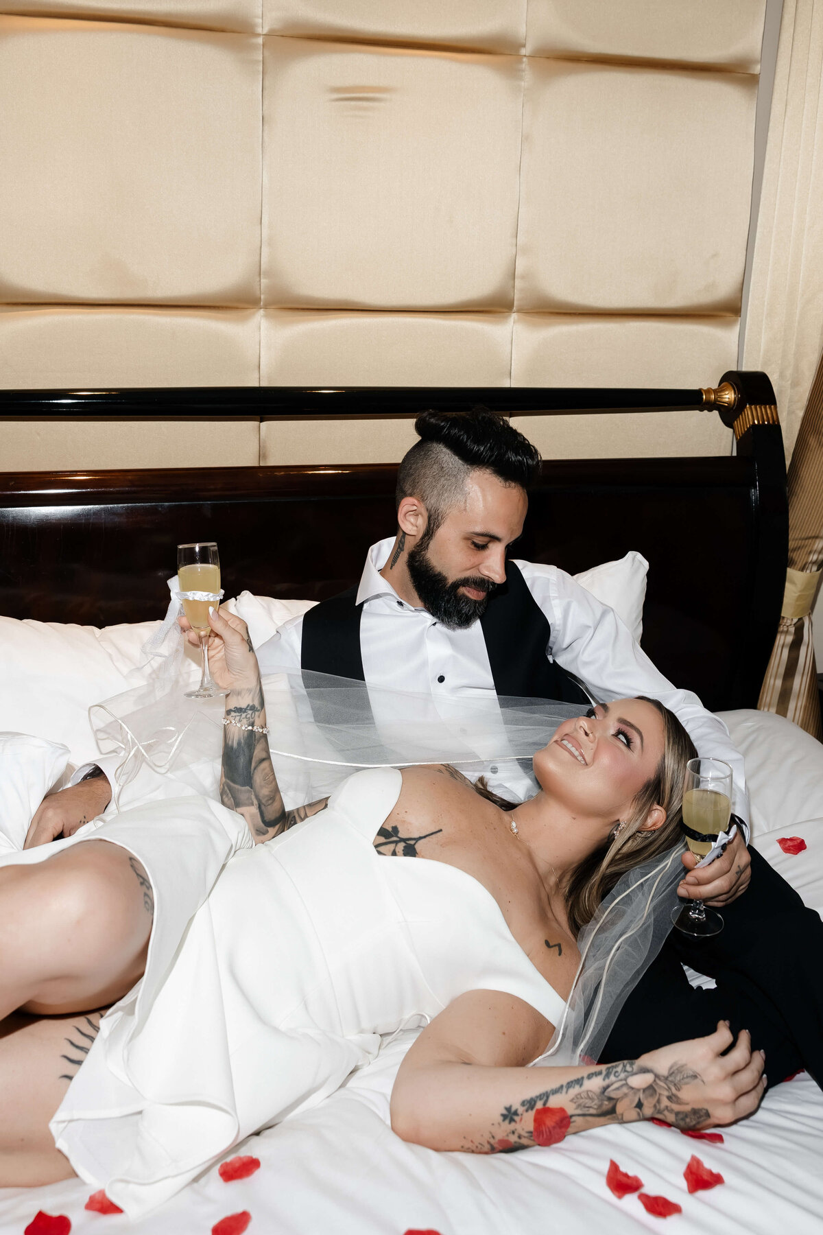 17_riskyexposure_sasha-andy_las-vegas-elopement-photography