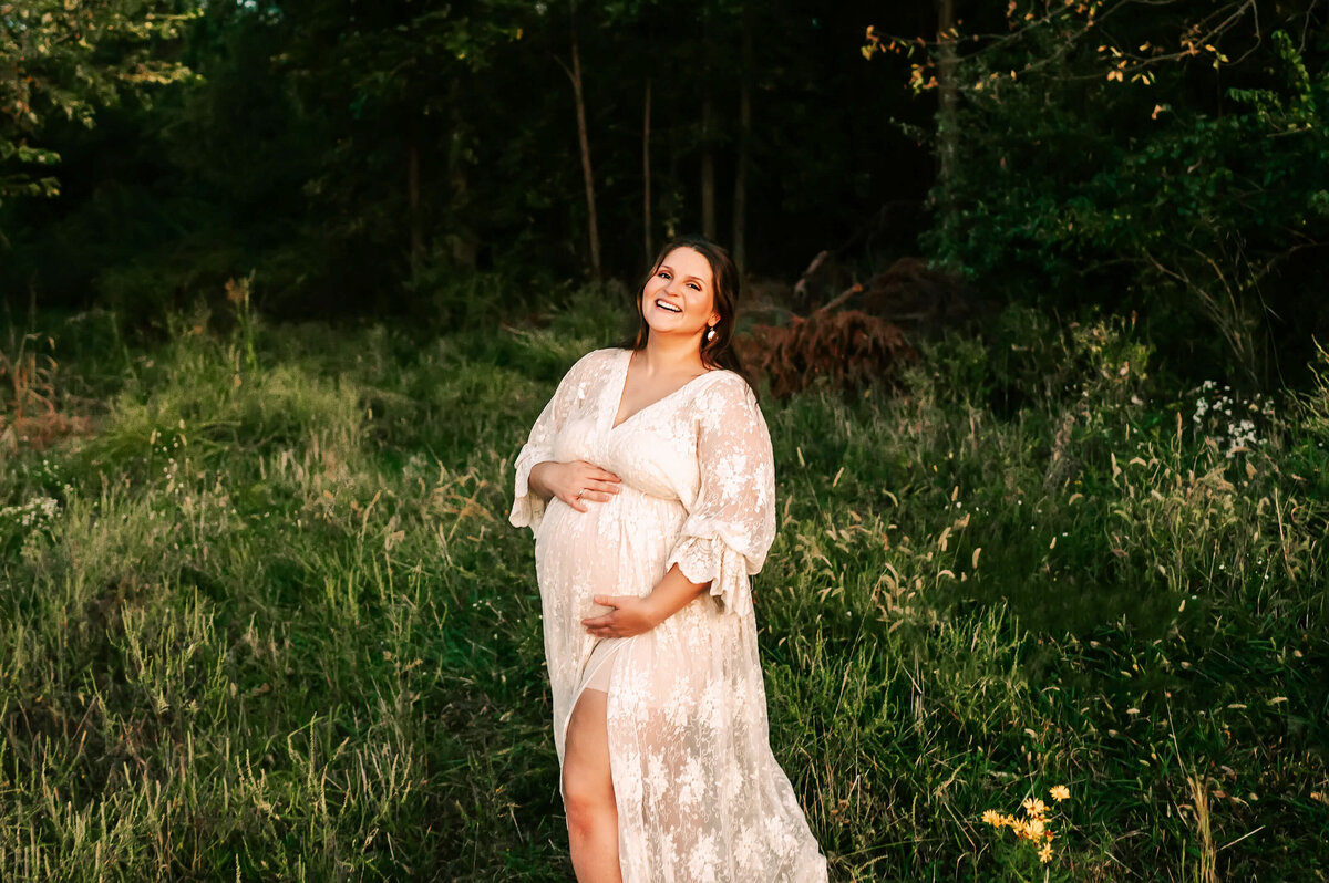Joplin MO maternity photographer Jessica Kennedy of The Xo Photography captures pregnant mom laughing in field