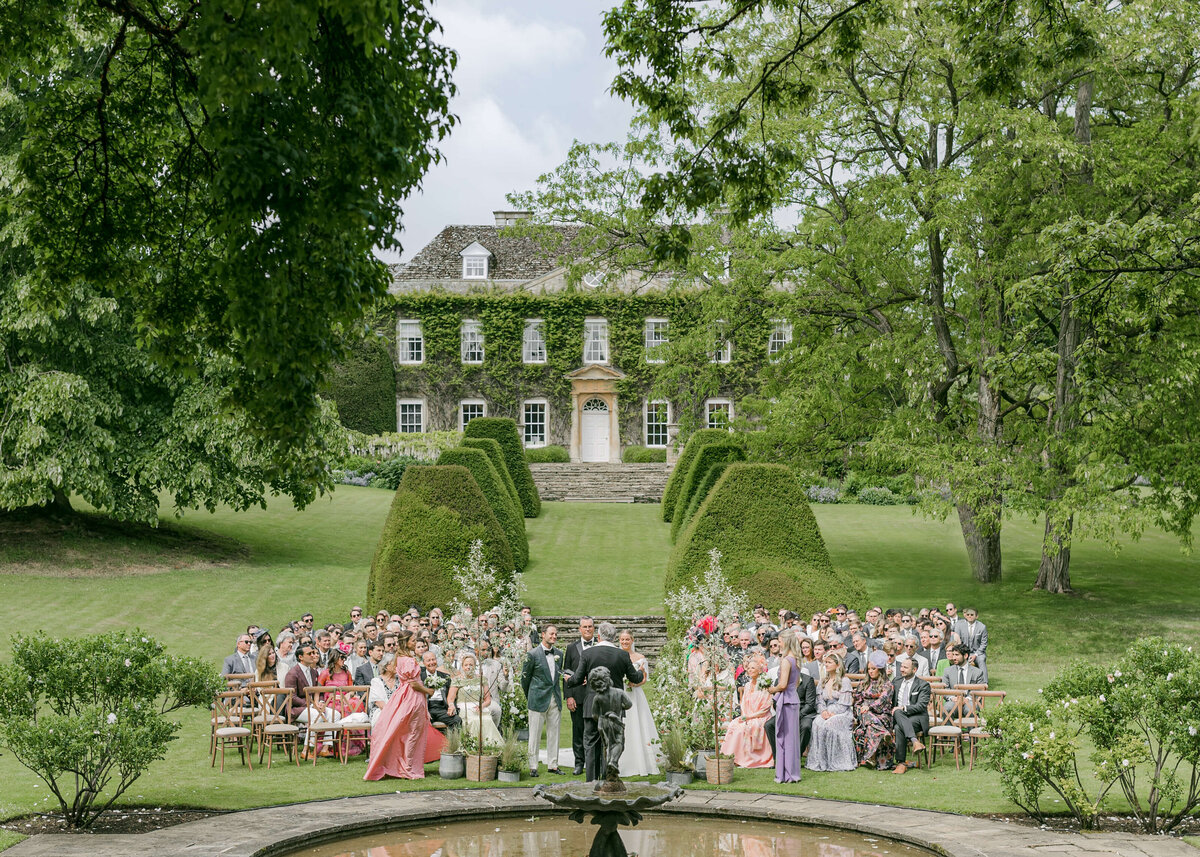 chloe-winstanley-weddings-cotswolds-cornwell-manor-garden-ceremony-outdoor