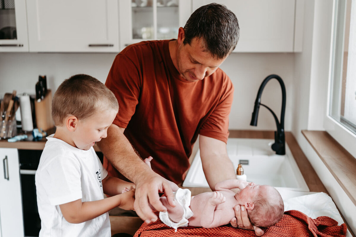 Lifestyle-newborn-foceni-doma_rodinna-fotografka-Praha-vychod_Karolina-Ticha-10