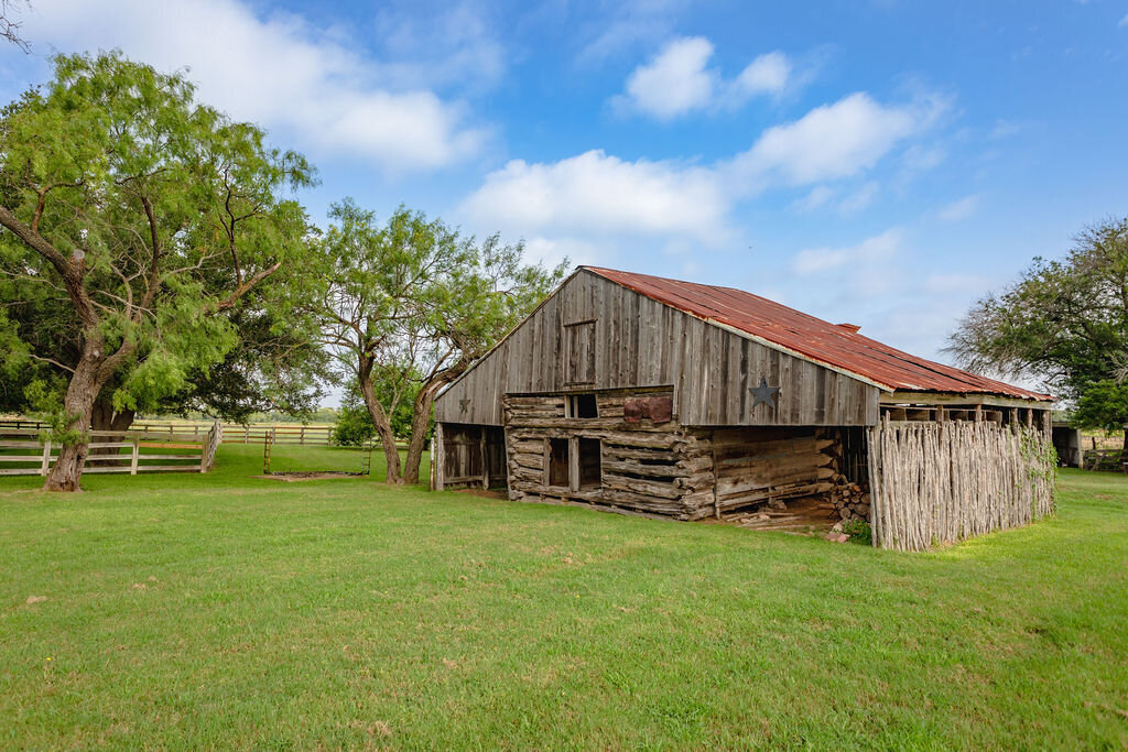 Historic barn at this 5-bedroom, 4-bathroom vacation rental house for 16+ guests with pool, free wifi, guesthouse and game room just 20 minutes away from downtown Waco, TX.