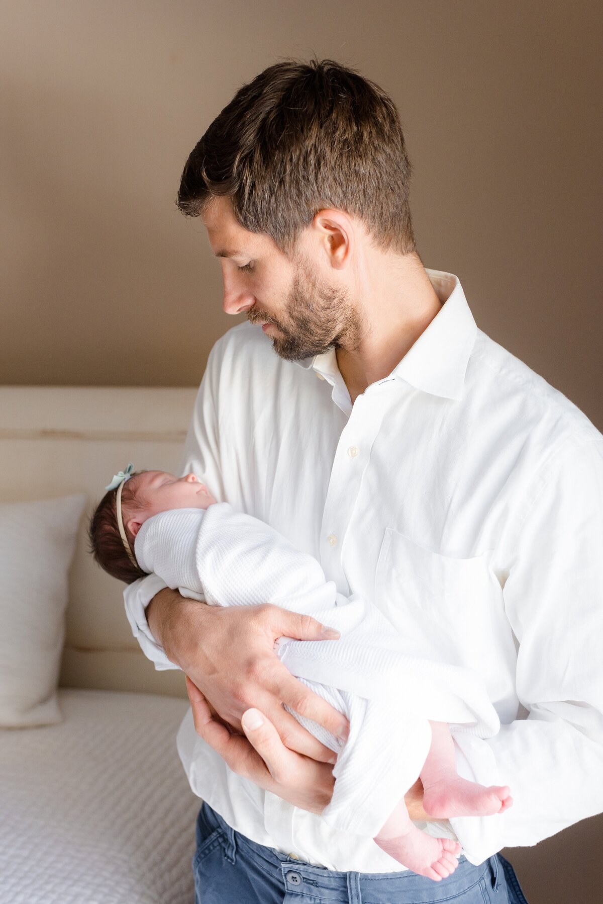 10_neutral-at-home-newborn-session_baby-girl_ckp