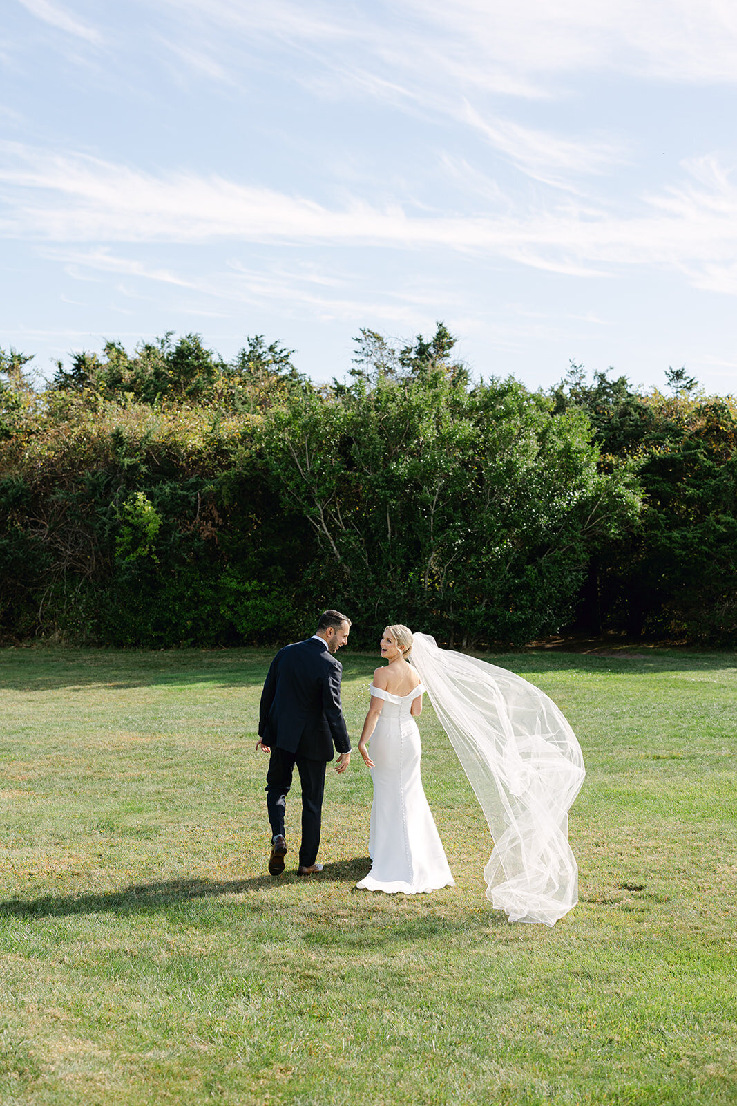 MarthasVineyardWedding_KenzieMatt_FirstLookandBeach_SamBrooks-34
