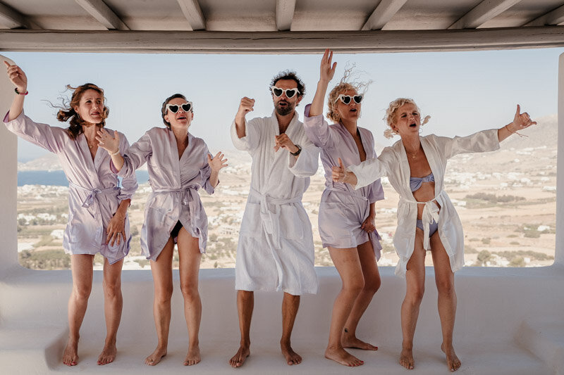 Photo de groupe de la mariée et ses temoins qui dansent lors des préparatifs dans la Villa Mira, à Paros.