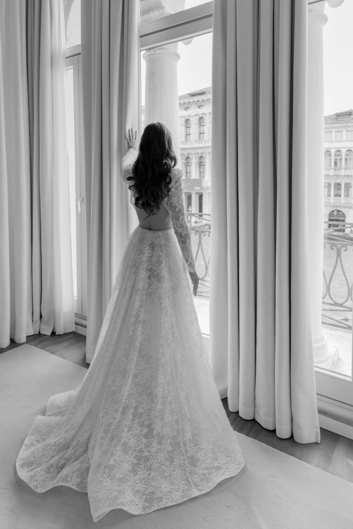 elegant-bride-in-venice