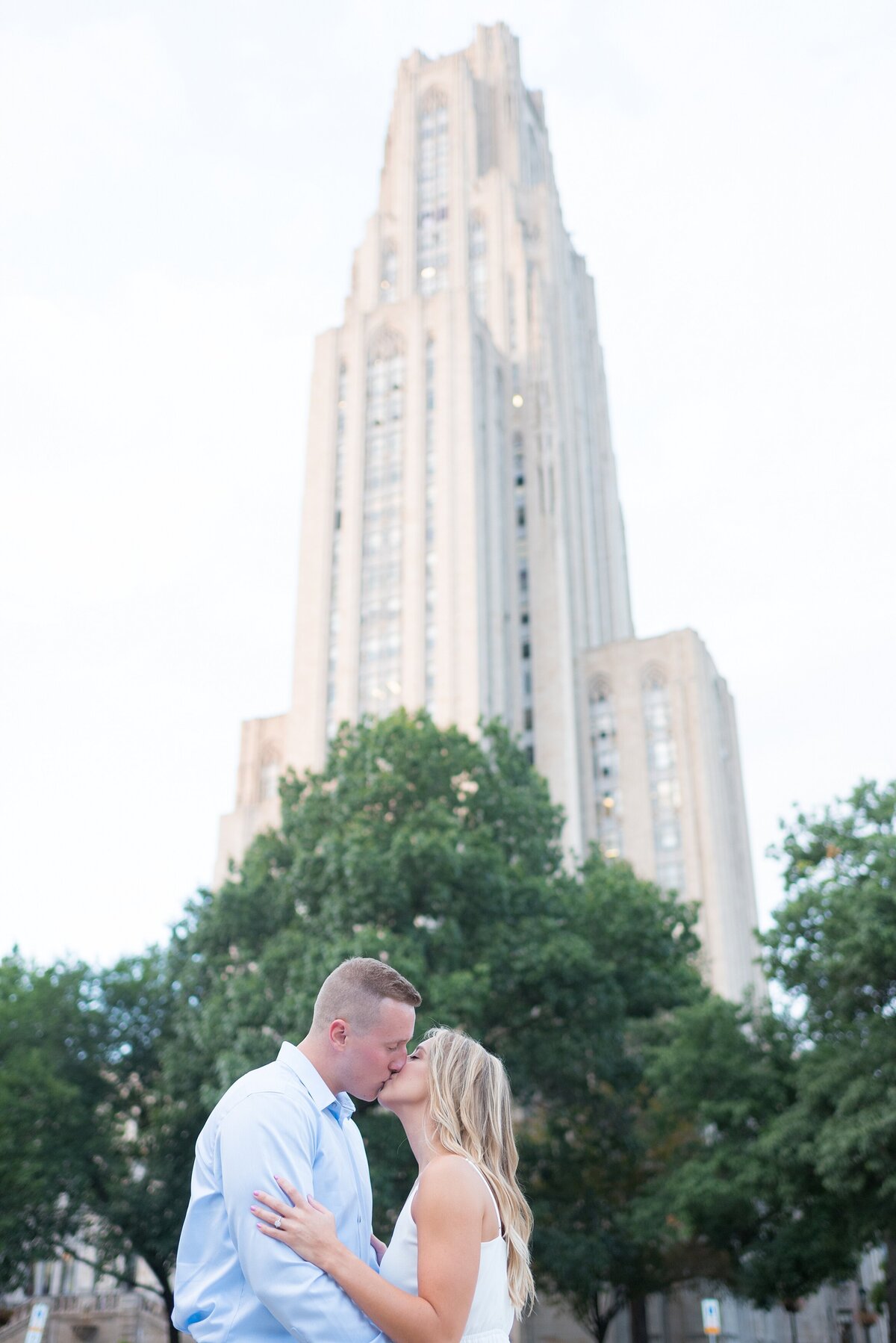 11_pitt-alumni-engatement-pictures-with-cathedral-of-learning_1119