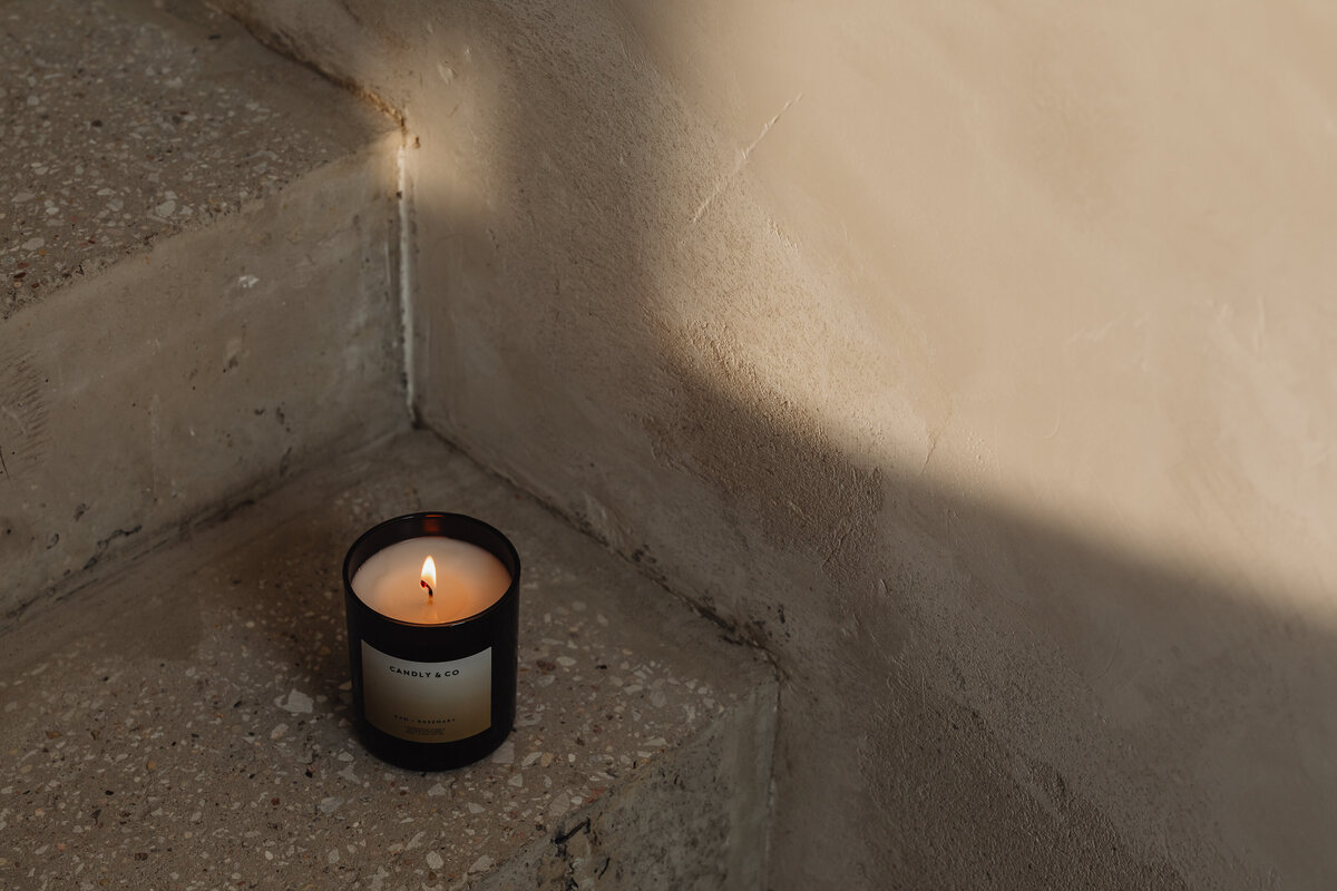 kaboompics_product-photography-candles-and-diffuser-fragrances-branding-packaging-29027