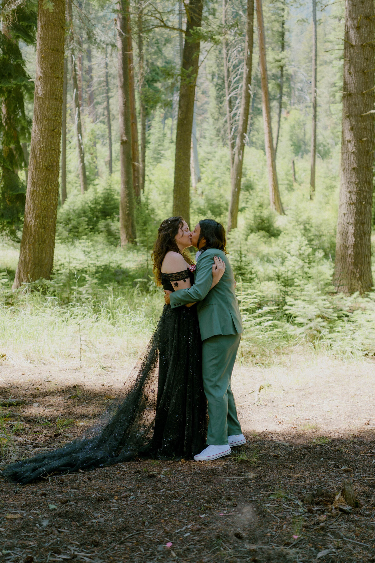 Ceremony_Brenda&JanieElopementPhotos_OregonWeddingPhotographer_KuroCreativeHouse-61