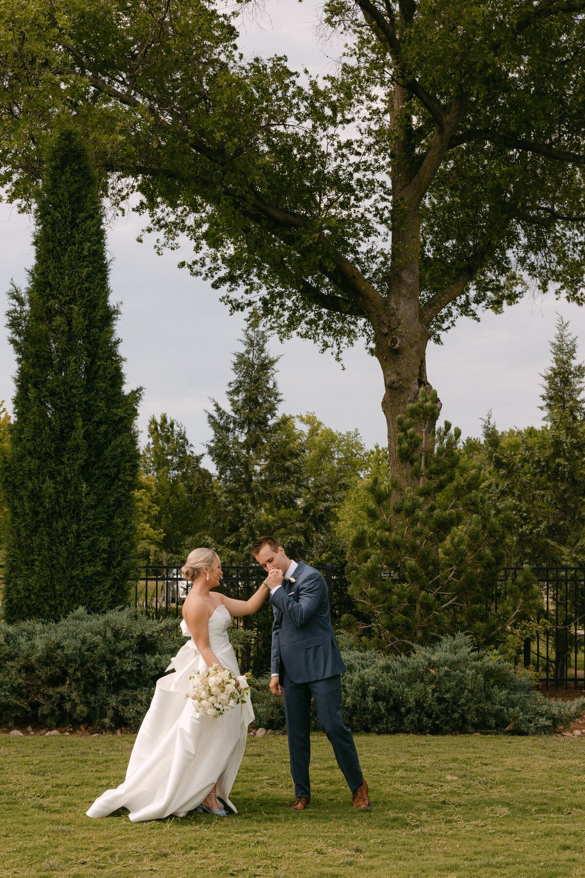 sloan-daniel-wichita-country-club-wedding-kayxbee-507