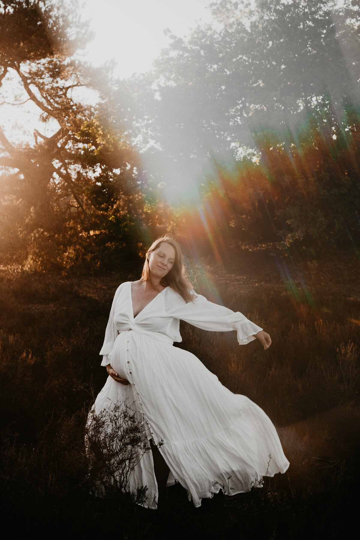 zwangerschapsshoot met zonsondergang op de heide in Drenthe