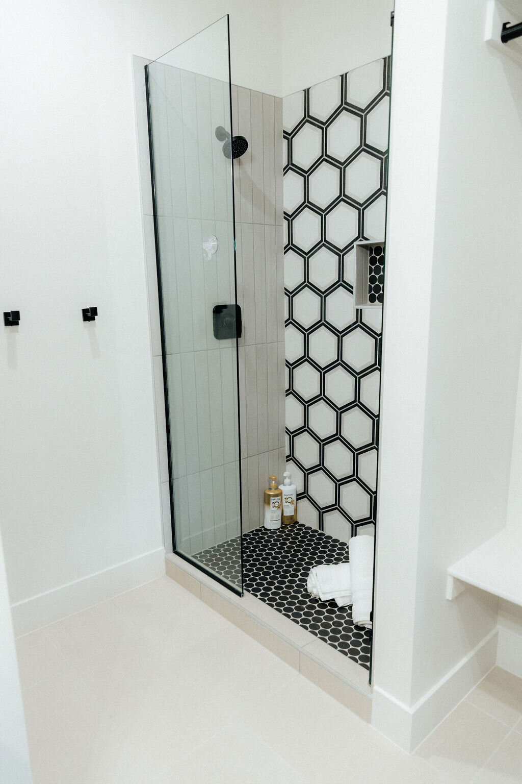 Beezah_FrankiesPlace_ALL-179