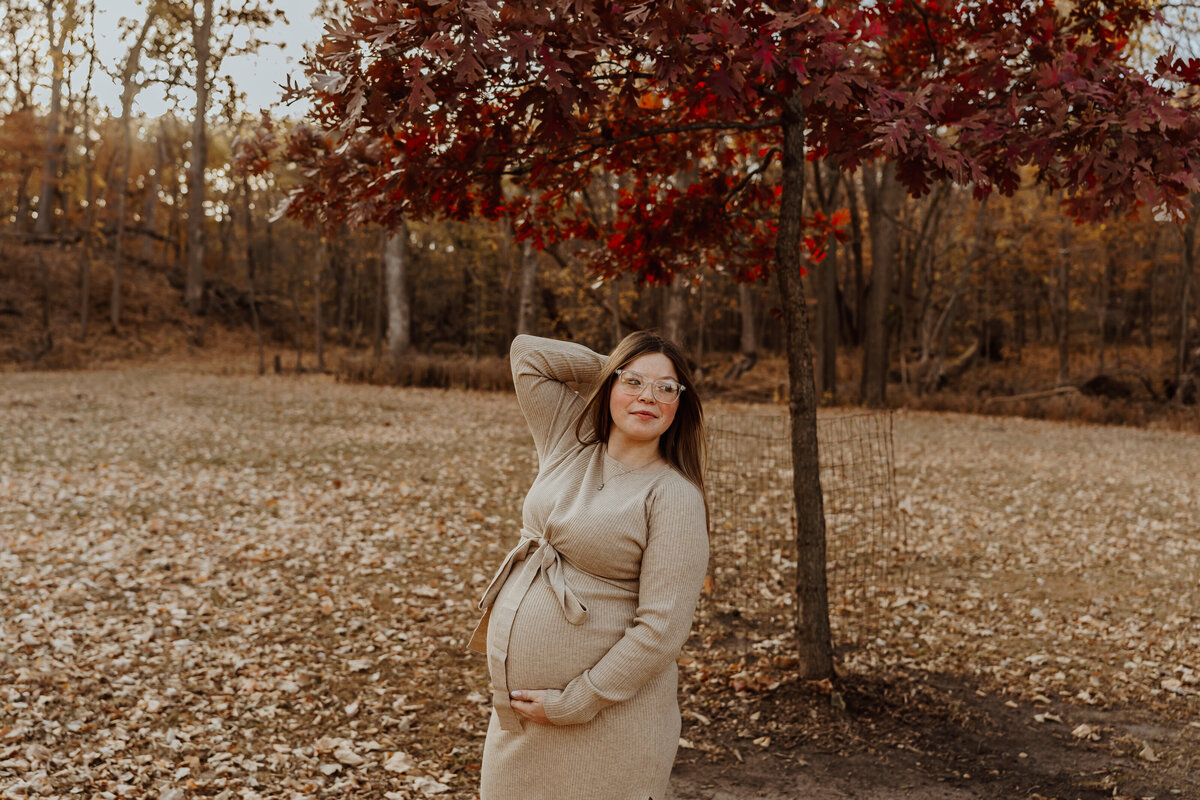 Autumn-maternity-portraits-iowa-Storyteller-Collective-Photo-Co