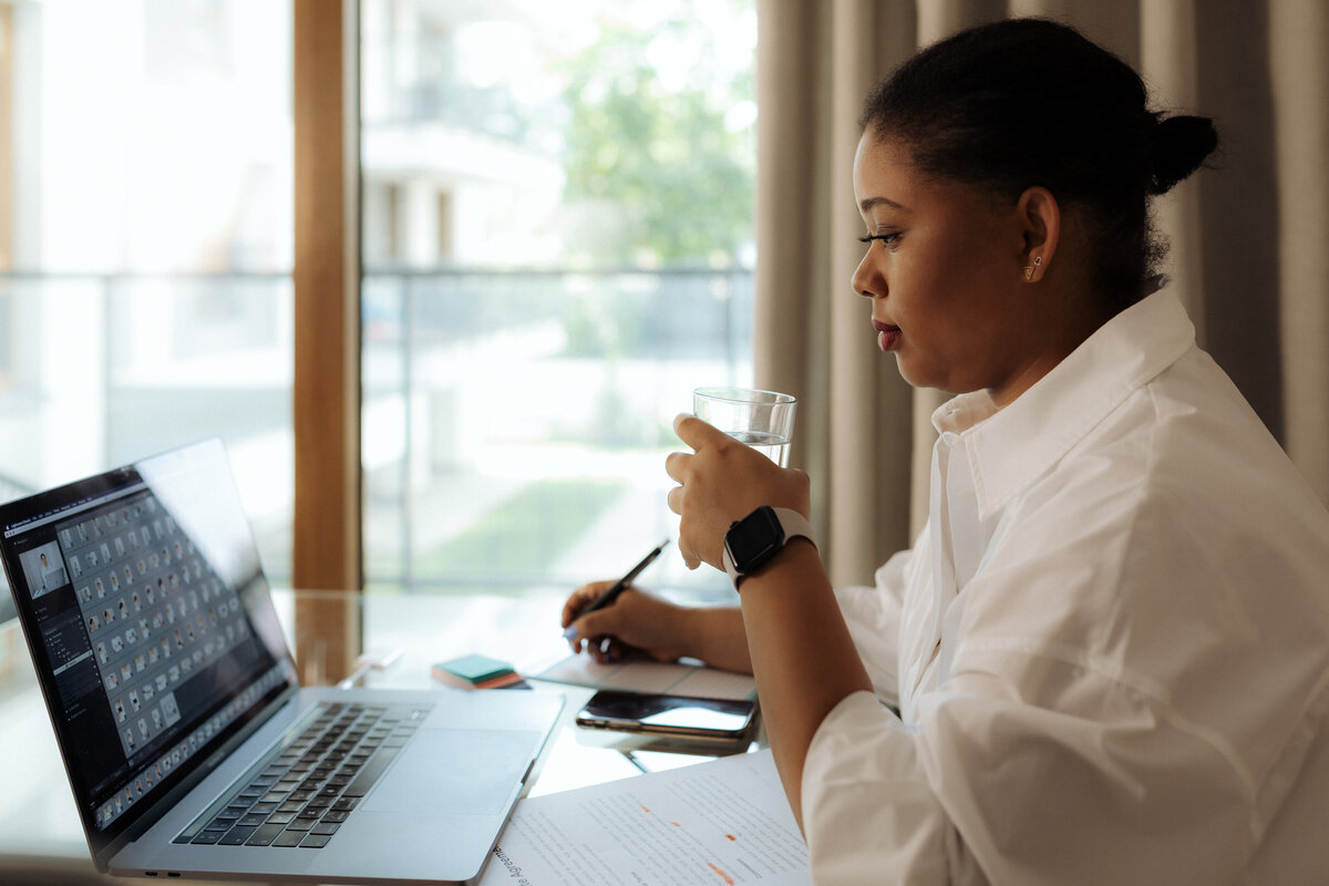 kaboompics_creative-black-woman-freelancer-working-remotely-in-a-modern-workspace-38514