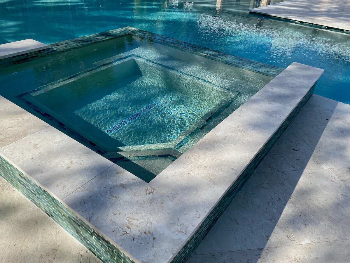 elevated-spa-coping-and-tile
