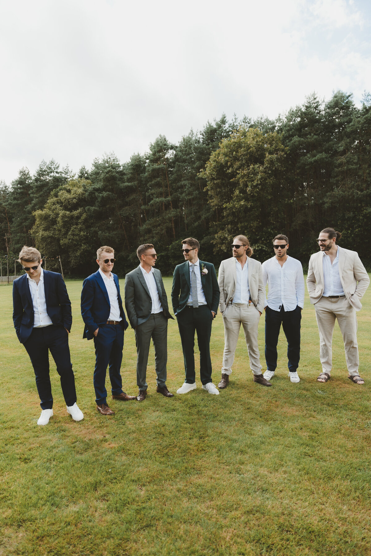 Bruidegom met zijn best men poseren voor de camera.