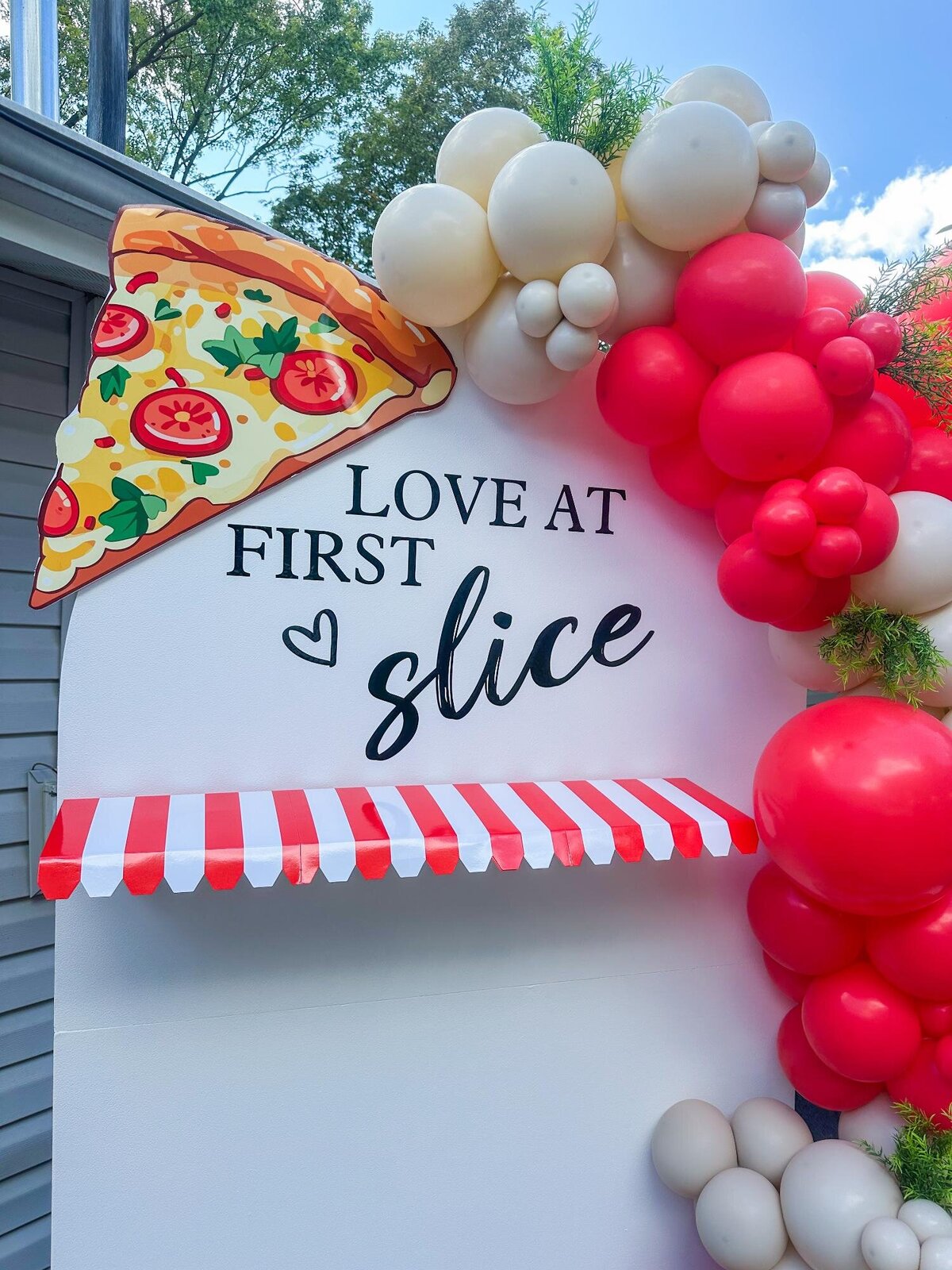Chicago pizza restaurant balloons