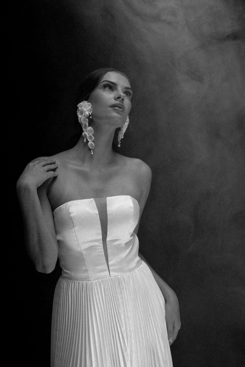 Bride in pleated strapless dress with natural beauty look