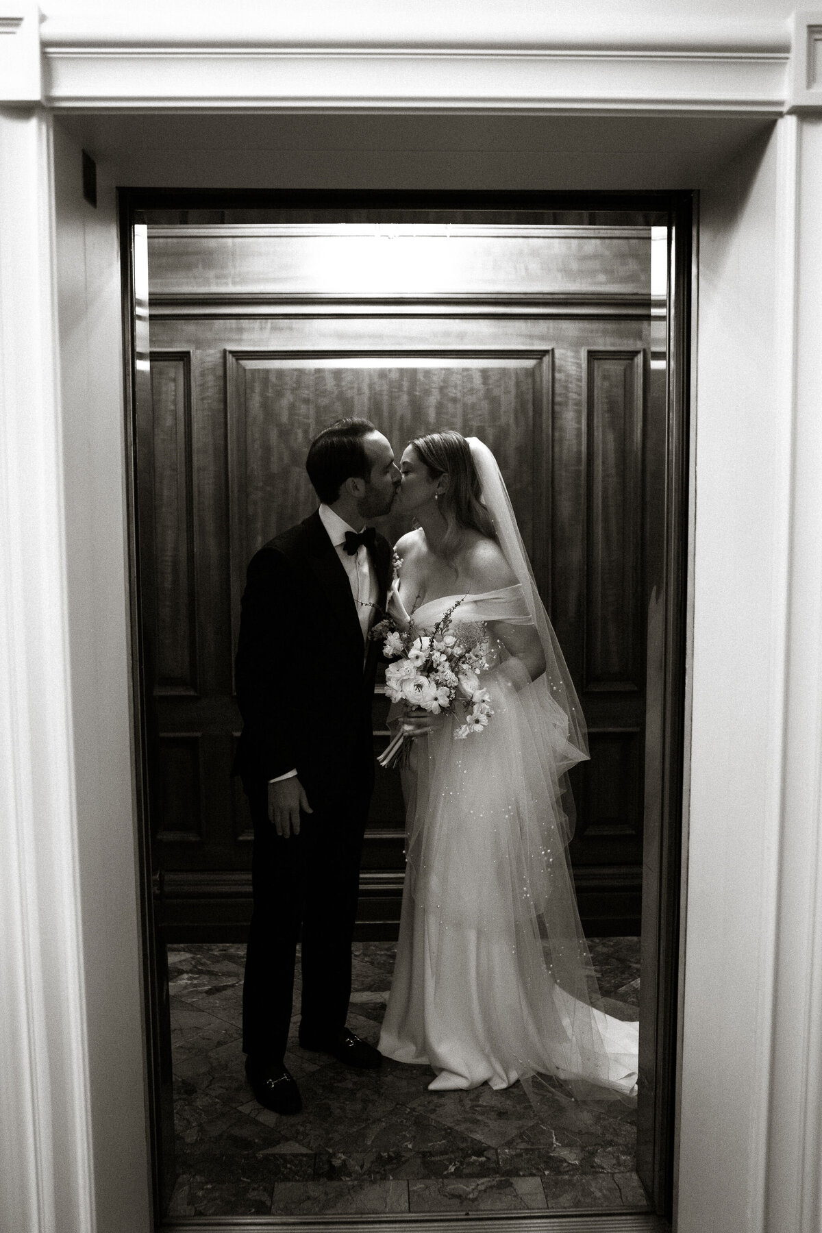 36-bride-groom-portrait-elevator
