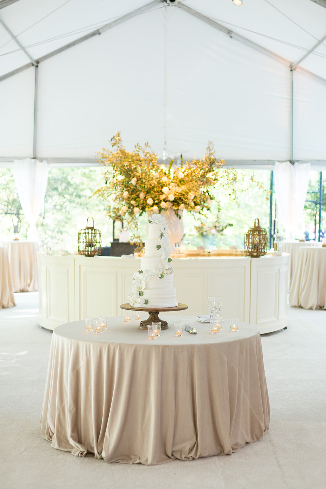 tented-reception-cake