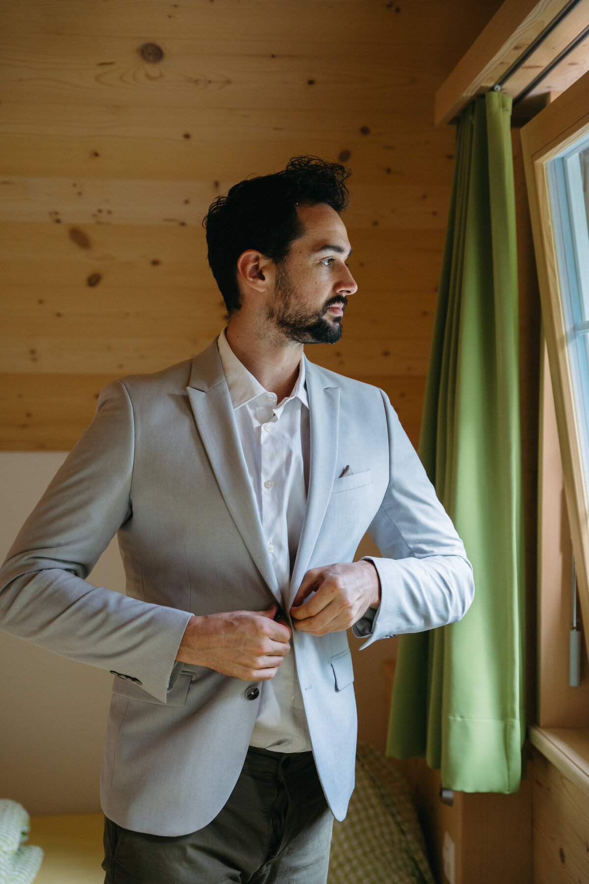 Groom getting ready in hütte in Switzerland