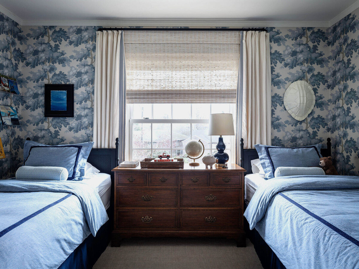 17-blue-tree-wallpaper-shared-bedroom-twin-bed-black-bamboo-bed