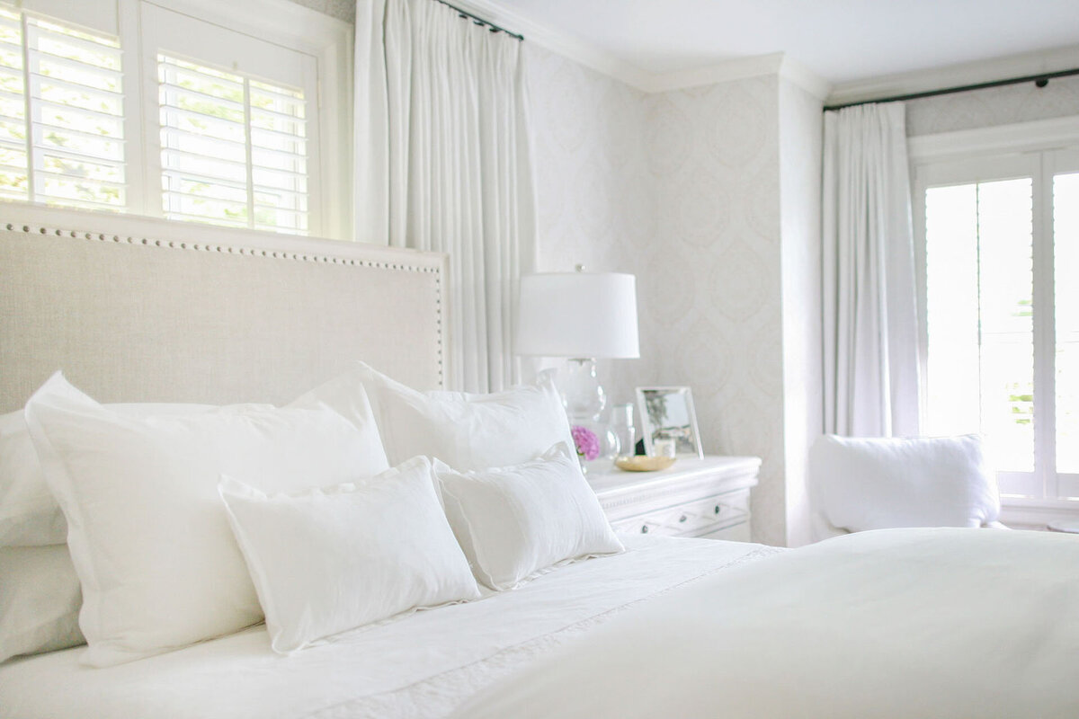 7-french-bedroom-damask-wallpaper