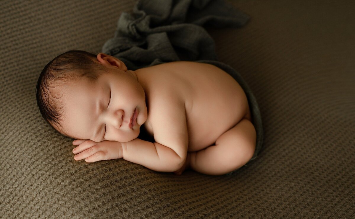 frisco-newborn-photographer-curled-up-neutral-tones