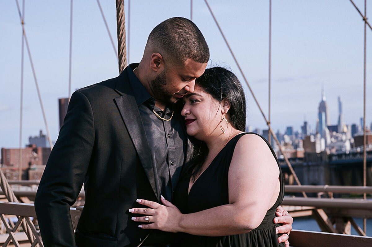 Brooklyn-Bridge-engagement-latino-couple-embracing