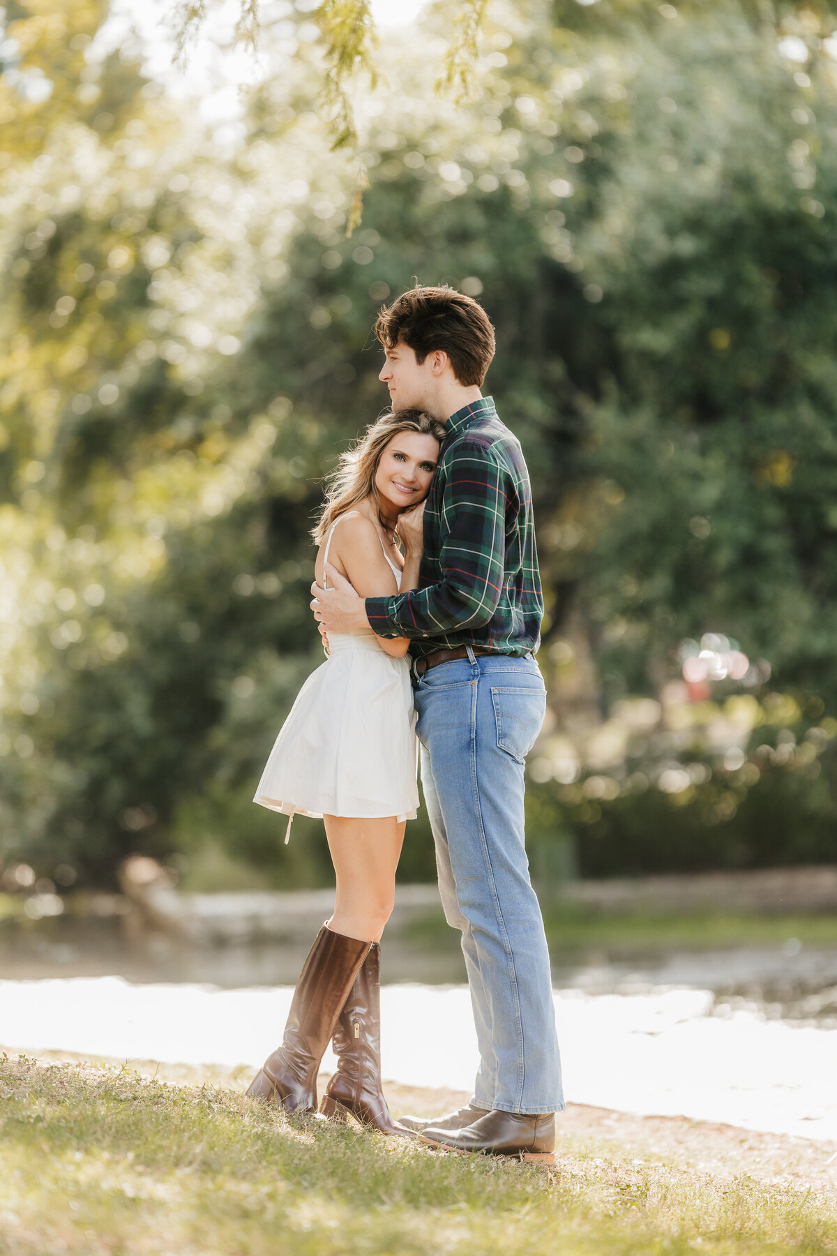 outdoor-engagement-photos-with-greenery