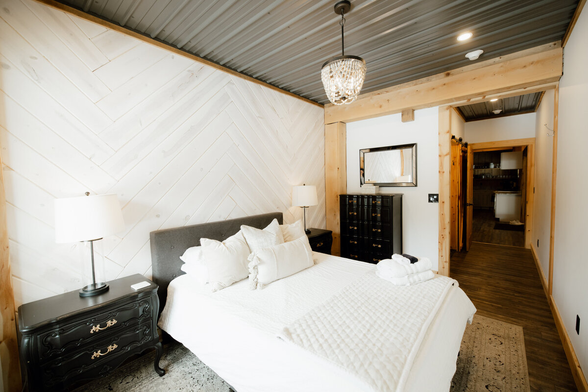 Bear-Ridge-Destination-barndo-suites-rosie-photo-video-4