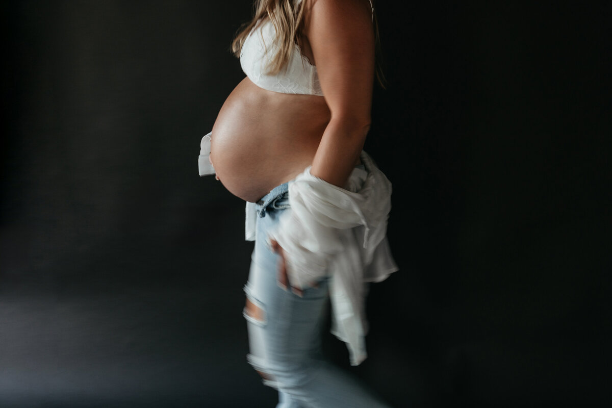 Midwest Maternity Photographer Beyond the Pines S9614