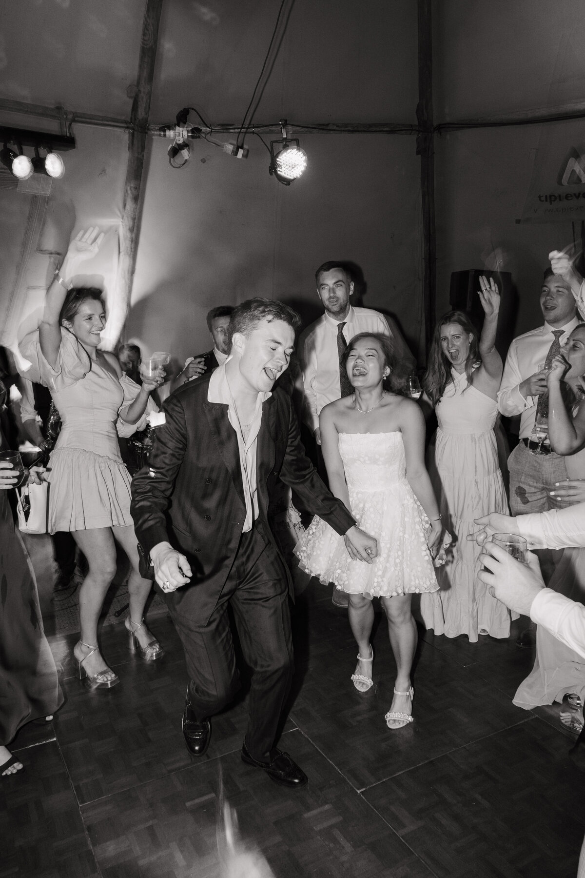 tom-and-caroline_coles-farm-wedding_elee-smith-photo-44