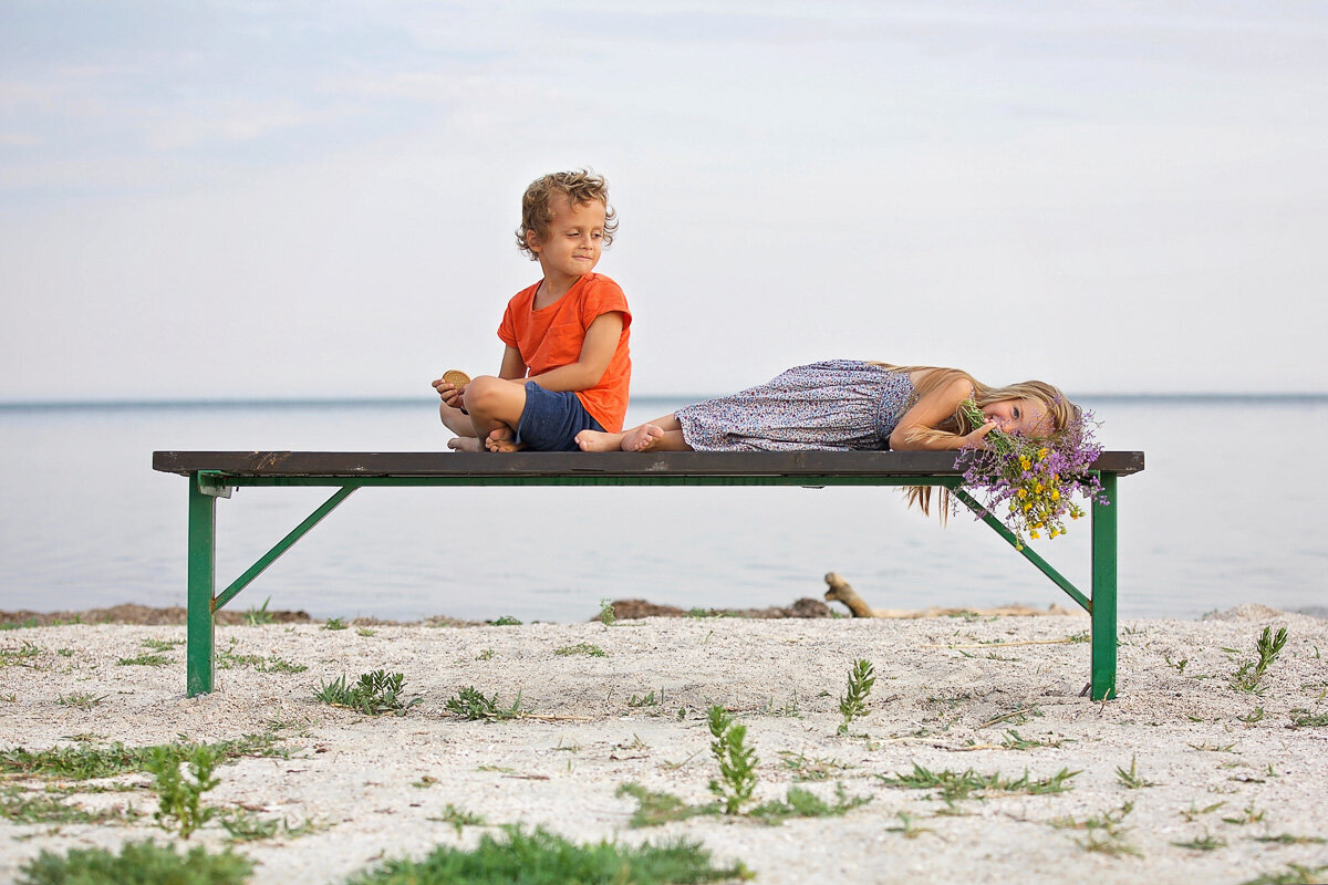 Children on the bench_Calgary family photographer