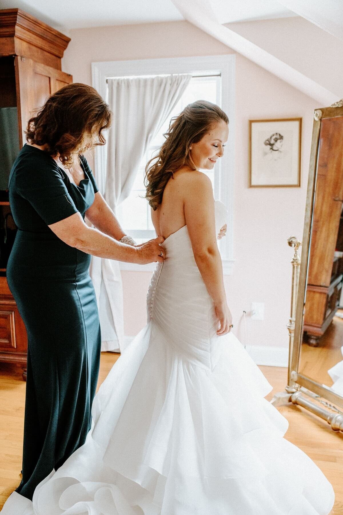 1-kara-loryn-photography-mother-helping-bride-with-wedding-dress
