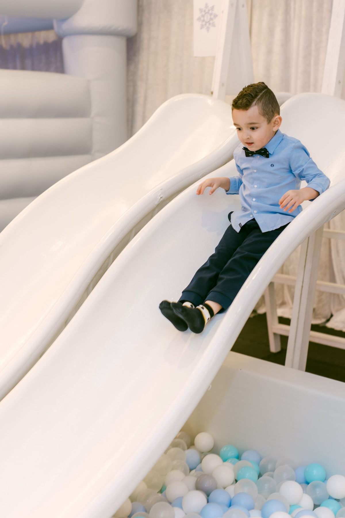 winter-themed-kids-party-pool-ball-slide