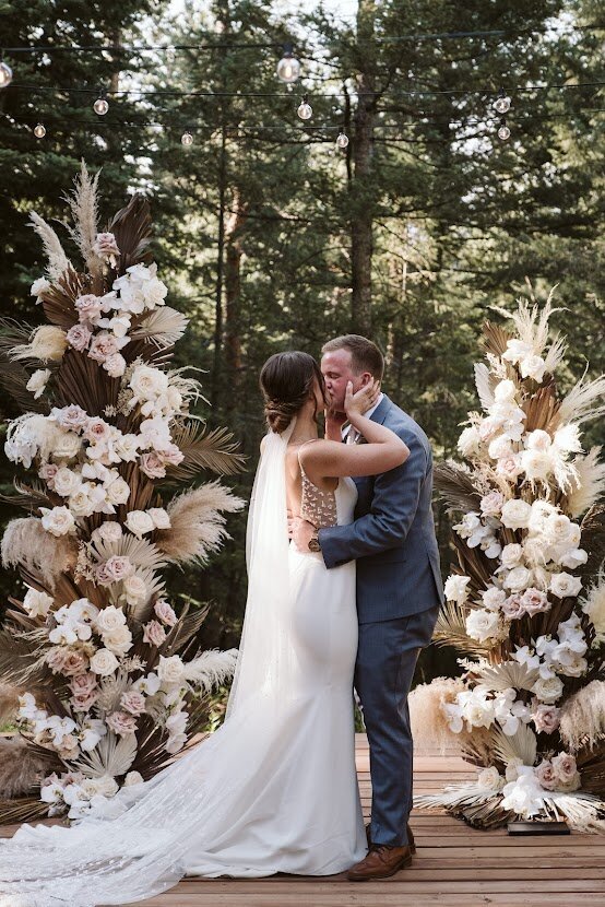 Colorado forest wedding venue first kiss