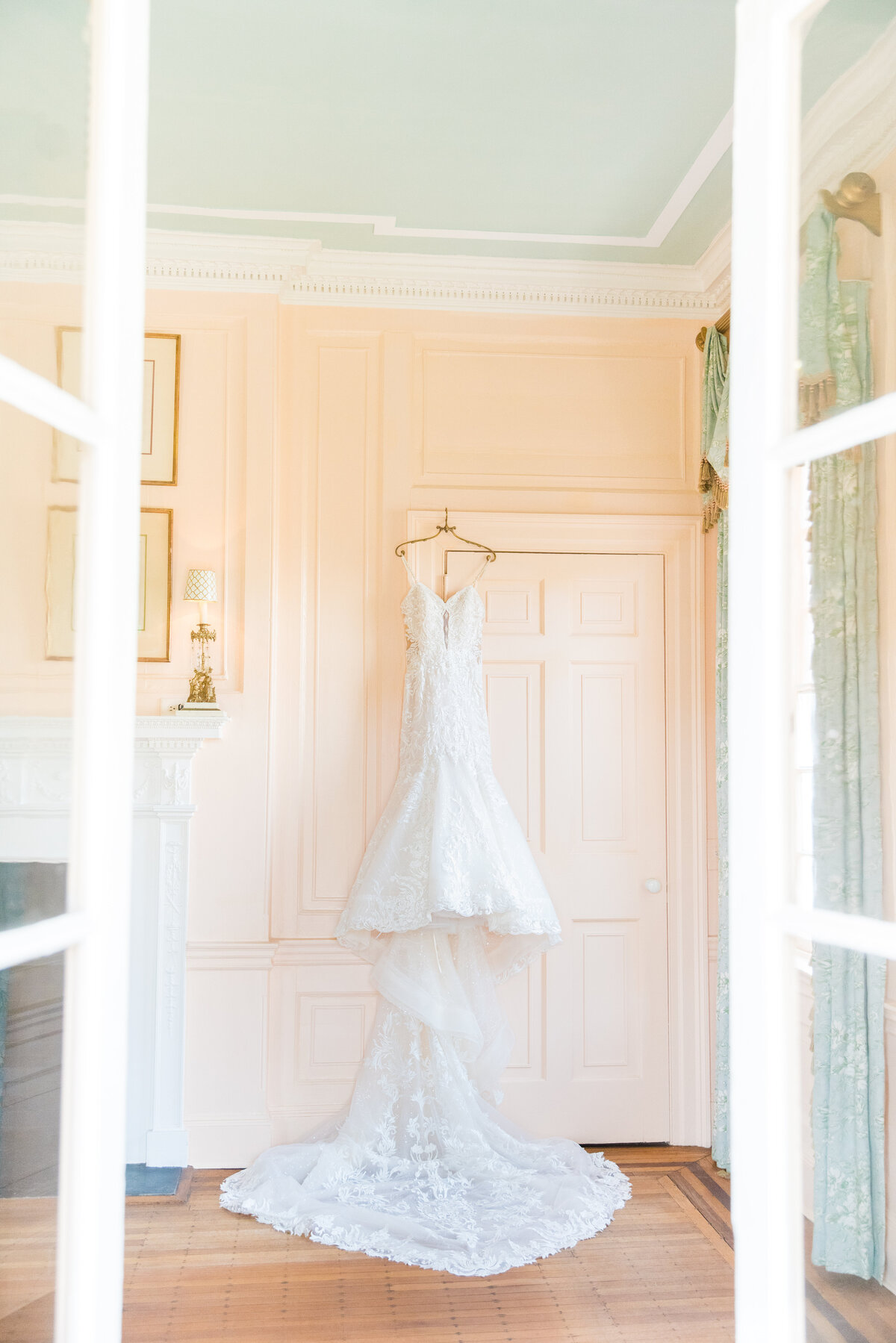 Dana Cubbage Weddings Photography Engagement Photographer Charleston South Carolina Luxury High End Destination Travel Bright Colorful Light Airy Chicago New York Los Angeles Weddings Photo6