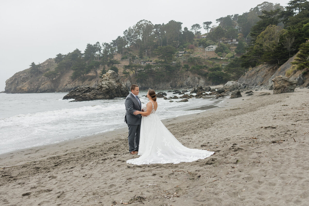 wedding elopement on the beach in norther california cliffside