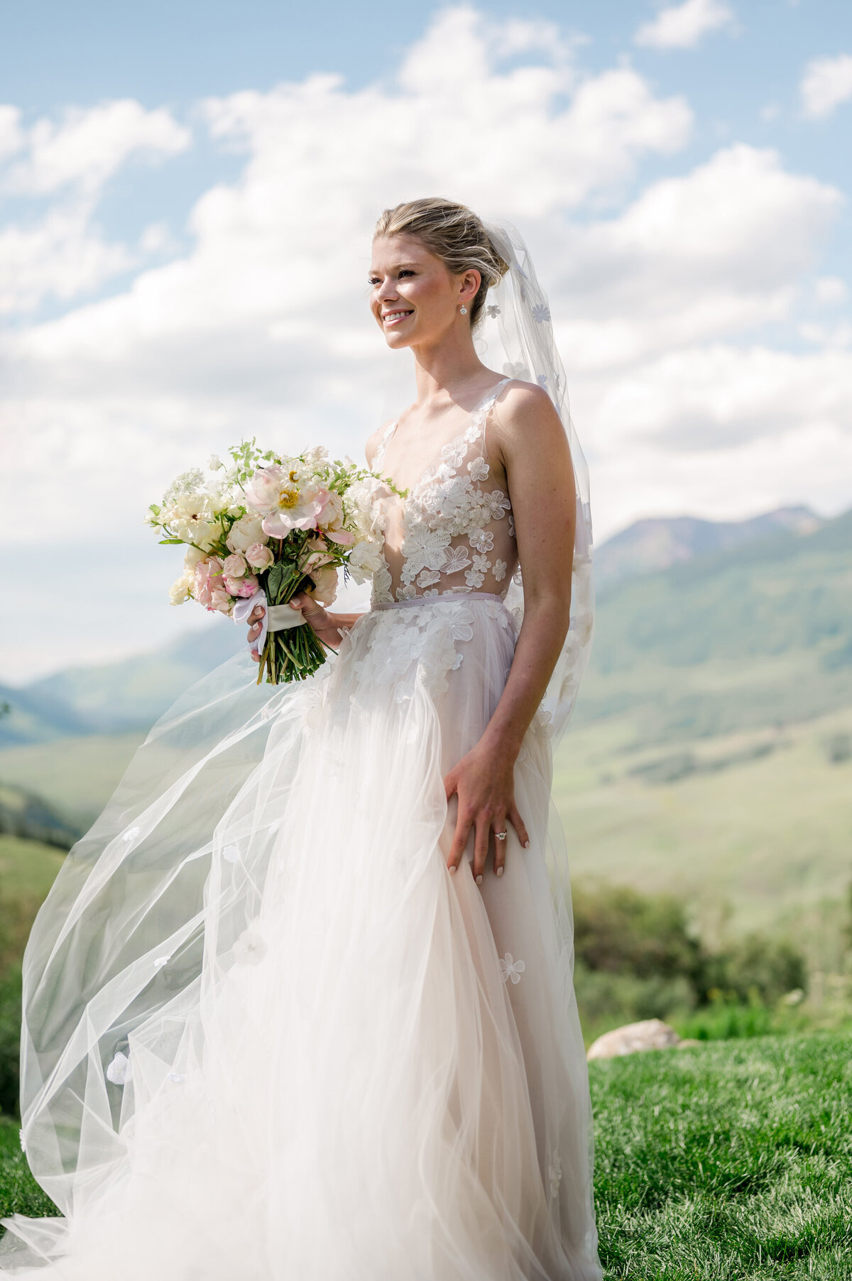 07b-sophisticated-destination-wedding-mountain-luxury-crested-butte-fashionable-Liz-Banfield