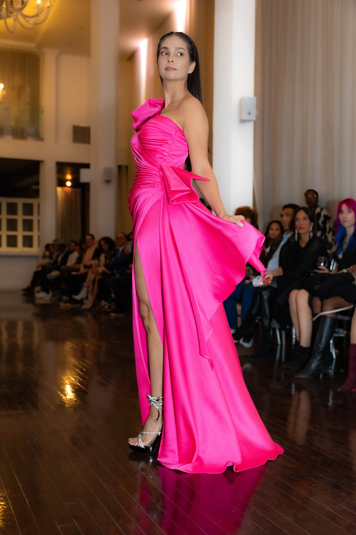 Modèle en robe longue fushia - Défilé de mode haute couture à Montréal