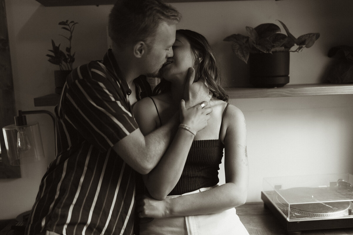 casualcouplesinhomesessionkansascityphotographer-67