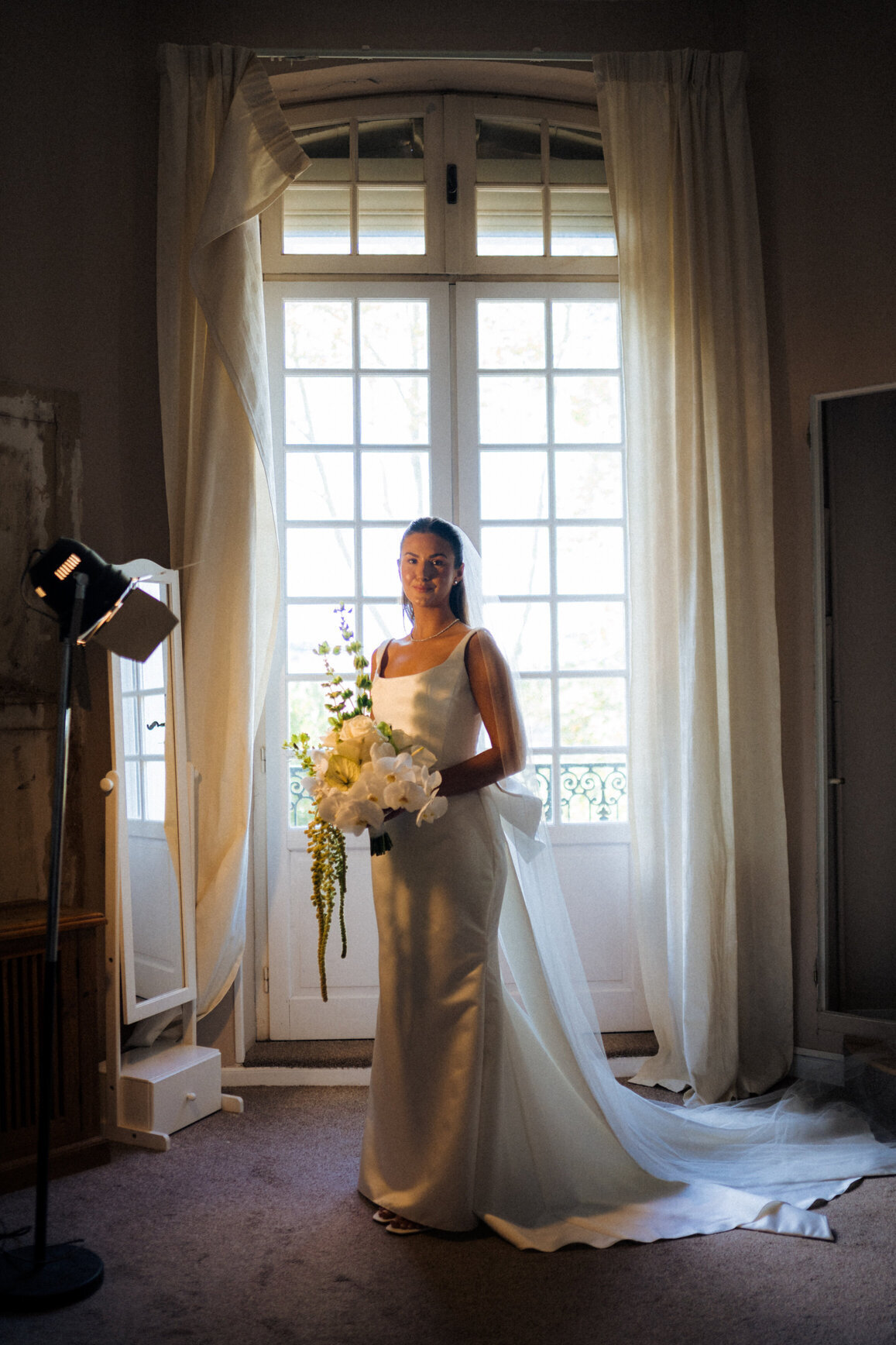 bride-with-bridesmaids-getting-ready-room-france10