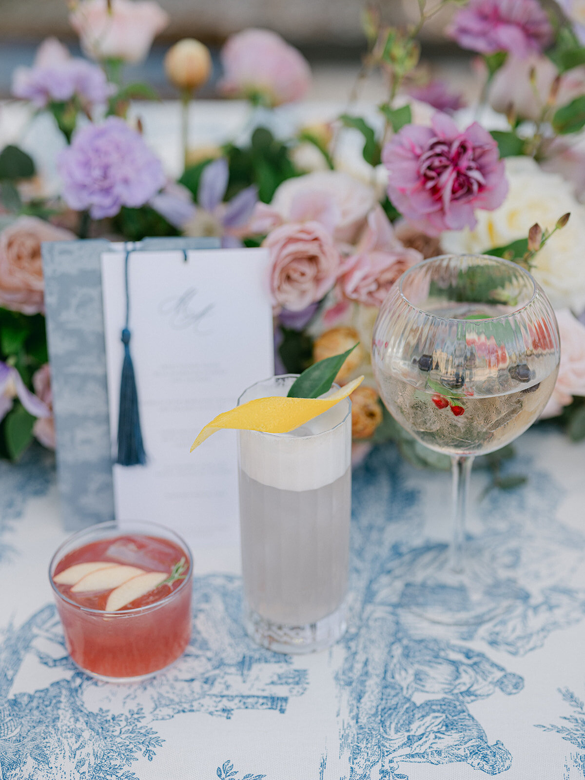 lavender and blue Dior inspired wedding at chateau de Fonscolombe Veronique Lorre floral event designer - thomas audiffren photography