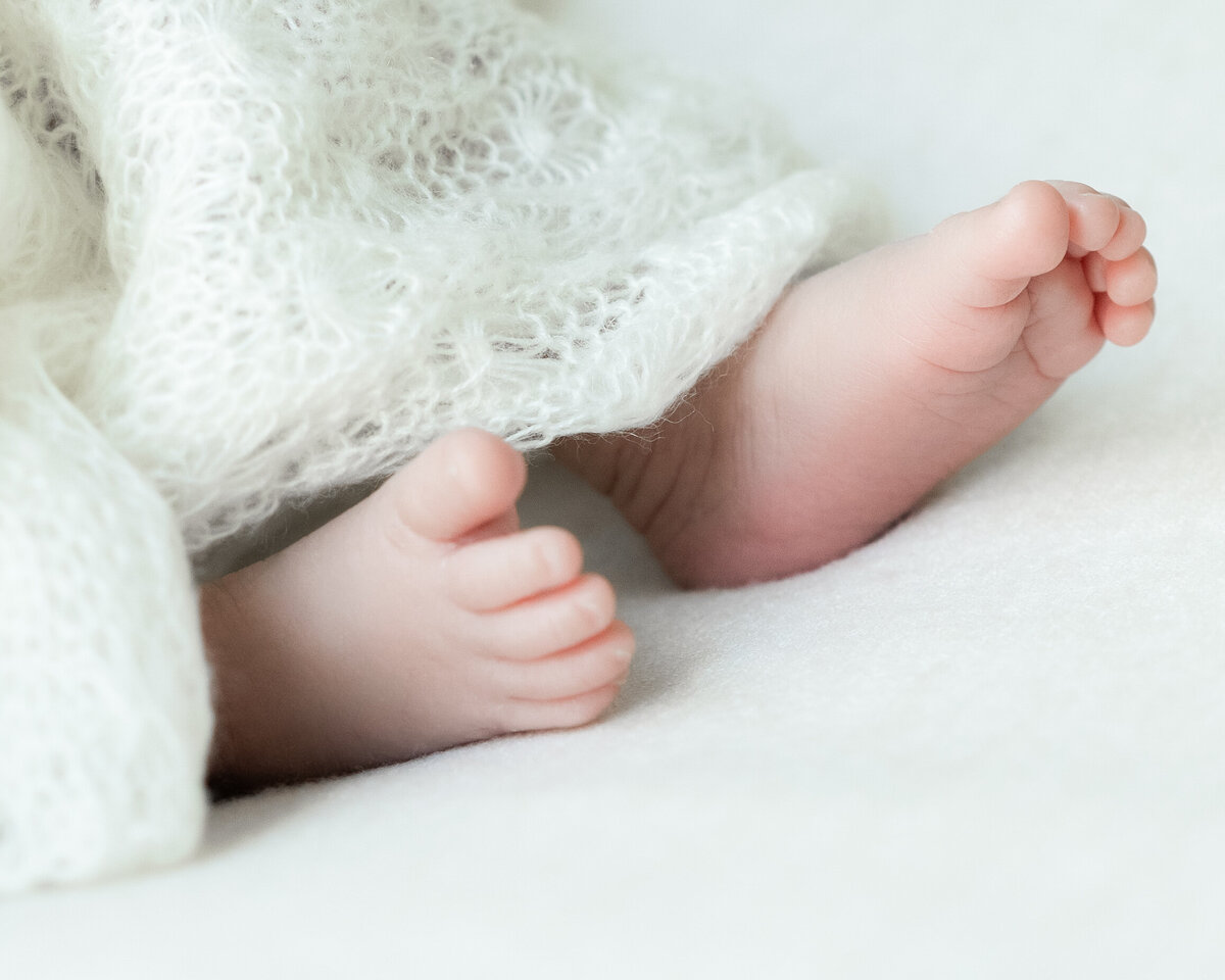 baby-feet-Lifestyle-newborn-photography-baby-portrait-by-daisy-rey-photography-in-new-jersey