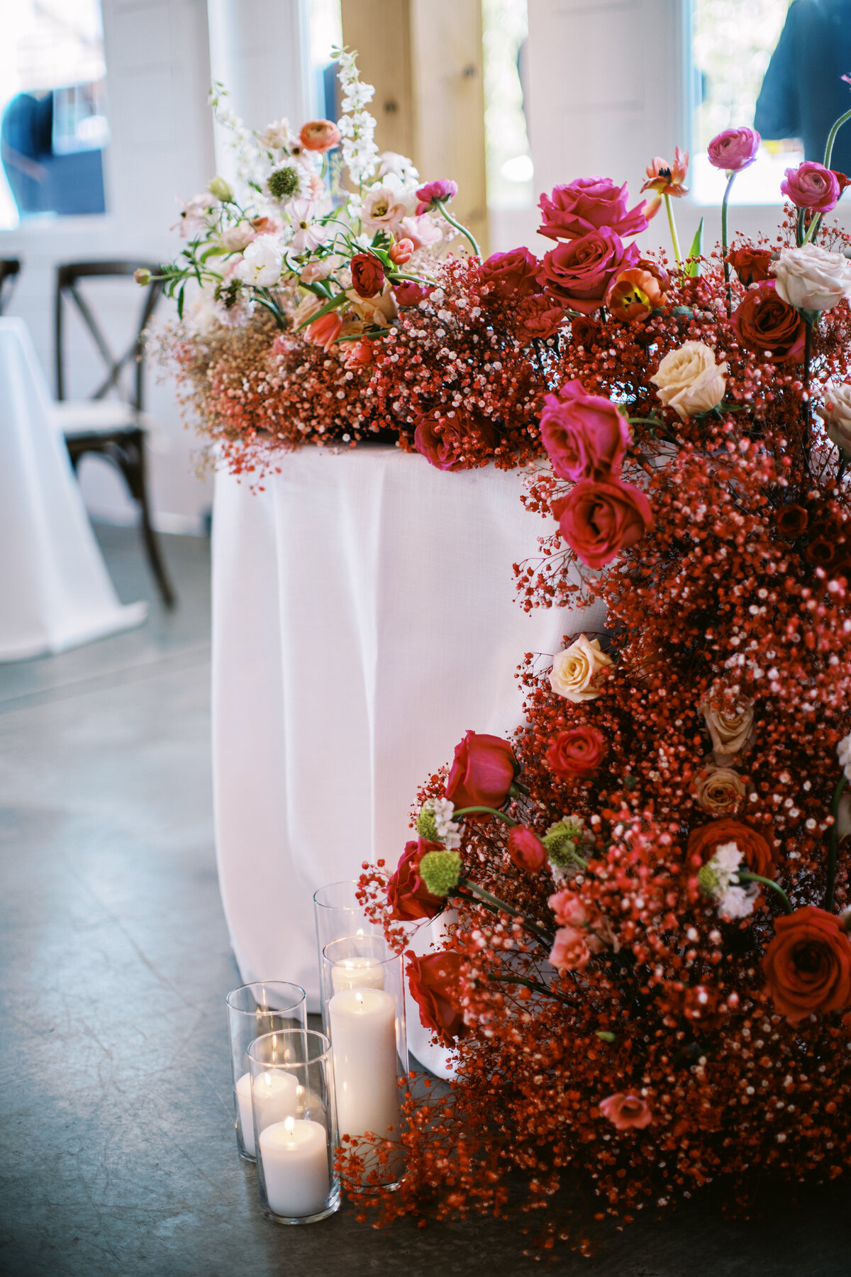 Gardenia + Ferdynand- Elegant monocromatic wedding - 7 - Reception design  details 6 - sweet hear table 1