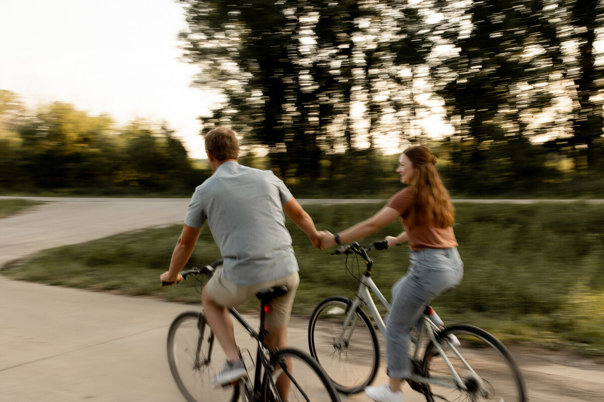 Des moines couple riding bikes together
